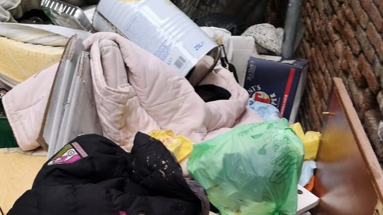 Discarica abusiva in via Santa Chiara: cittadini esasperati