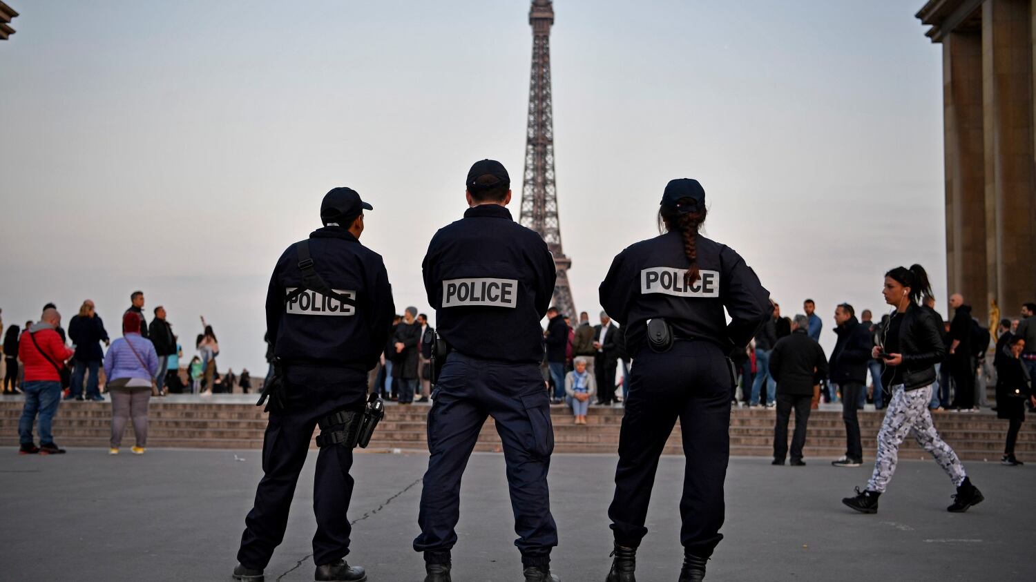 Parigi, la Tour Eiffel sarà circondata da un muro anti-terrorismo