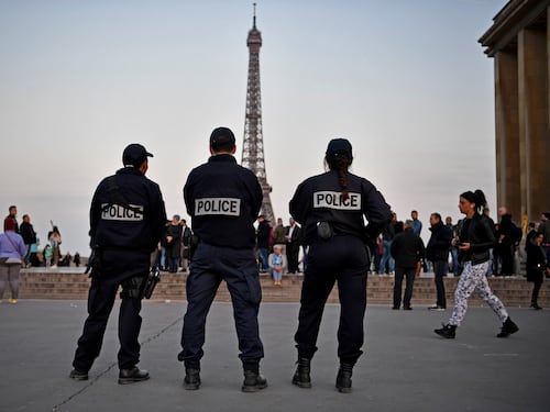 Parigi, la Tour Eiffel sarà circondata da un muro anti-terrorismo