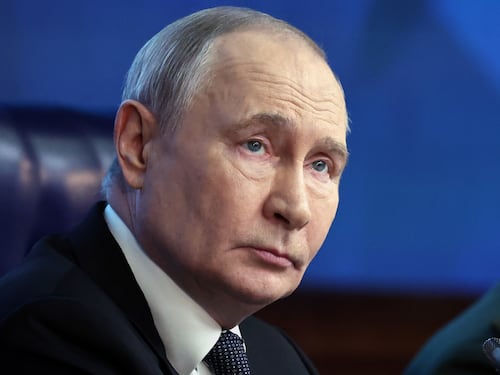 Bombe e menzogne: la Russia di Putin continua la guerra e finge di negoziare