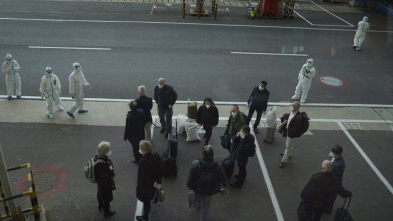 Gli ispettori dell'Oms arrivano a Wuhan. Pechino blocca due "sospetti" positivi