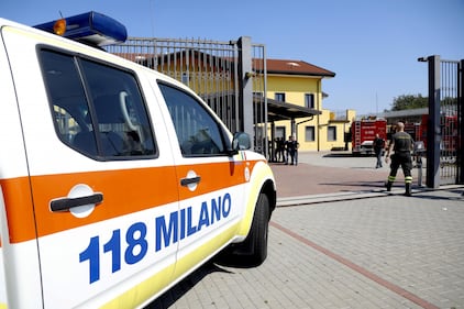 Milano, incendio in un centro di accoglienza 7