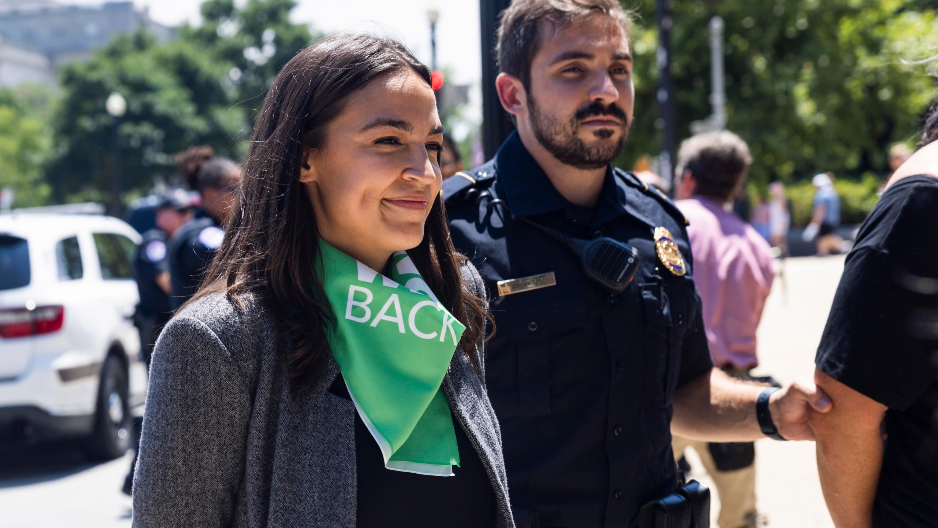 Ocasio-Cortez alla guerra delle creme solari. E la sinistra Usa si scotta