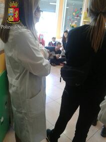 Chris Martin suona per i bambini della clinica De Marchi 4