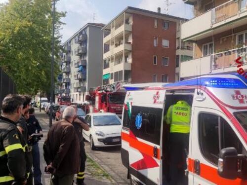 Cede grata in un palazzo, donna precipita