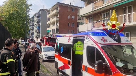 Cede grata in un palazzo, donna precipita