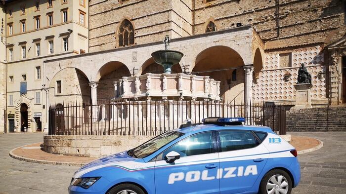 Devasta un bar e minaccia passanti con un machete: arrestato extracomunitario
