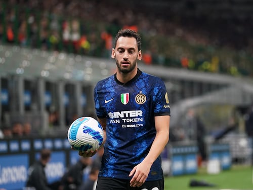 Dzeko e Calhanoglu. Un rigore millimetrico rovina la strana coppia