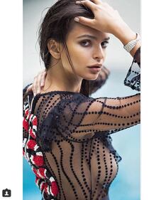 Emily Ratajkowski senza inibizioni a Santorini 34