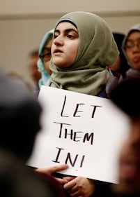 Proteste negli aeroporti contro Trump: "No al bando dei musulmani" 10
