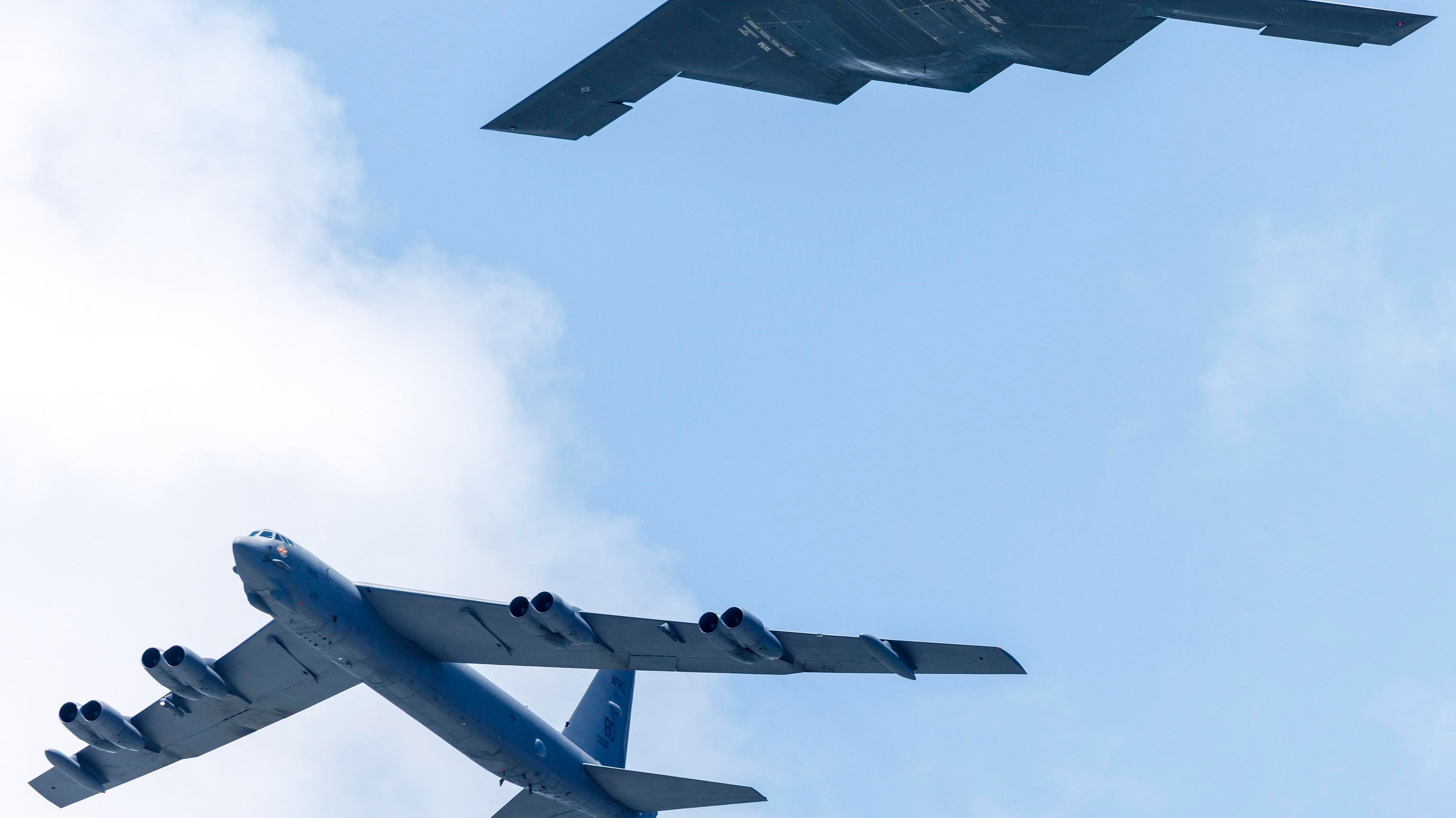 Tensione nei cieli asiatici, i B-52 Usa in volo: blitz dopo le manovre di Mosca e Pechino