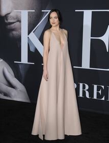 Dakota Johnson senza reggiseno per "50 Sfumature di Nero" 2