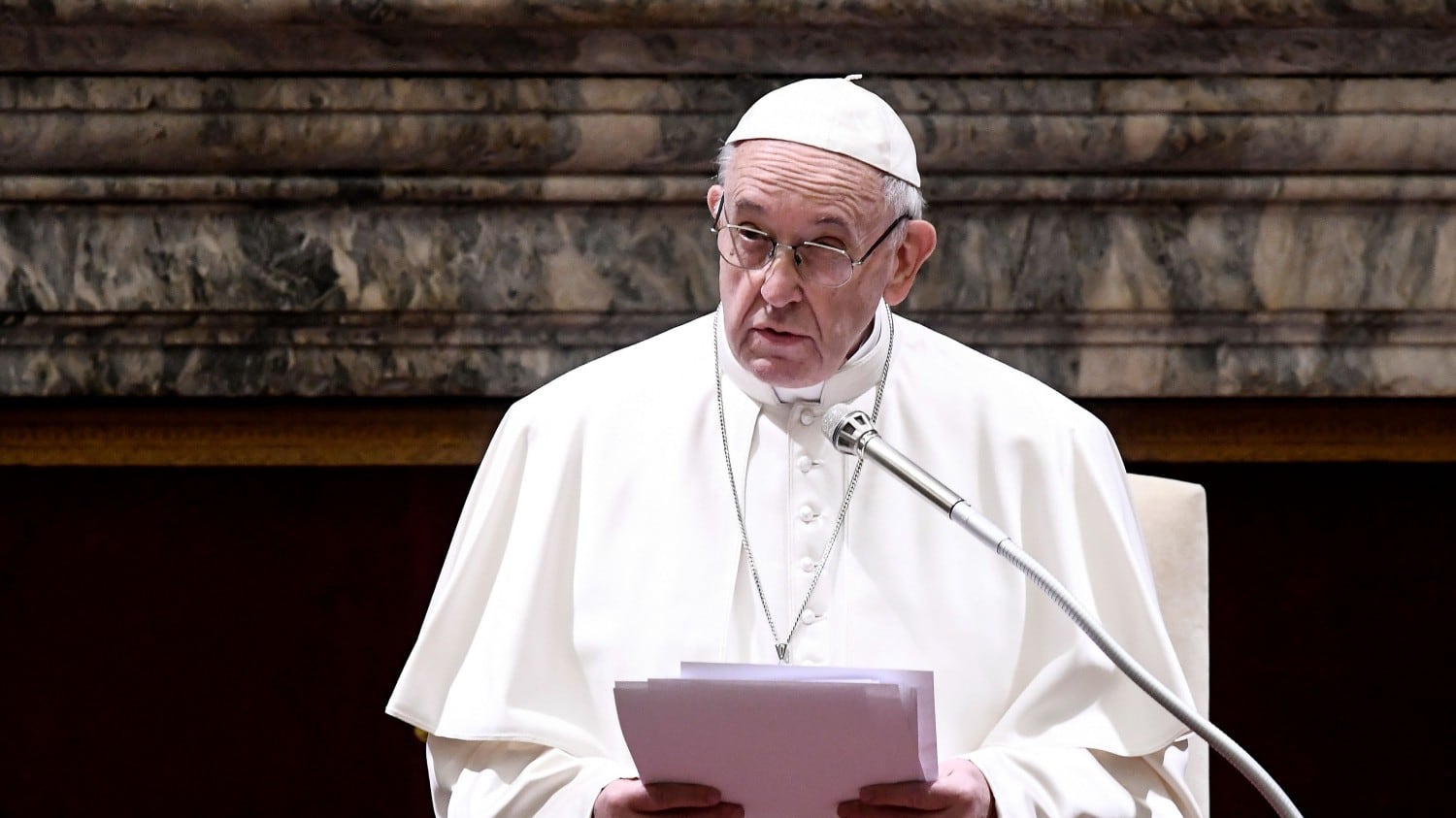 Il Papa: "Il sesso è un dono serve l'educazione a scuola"