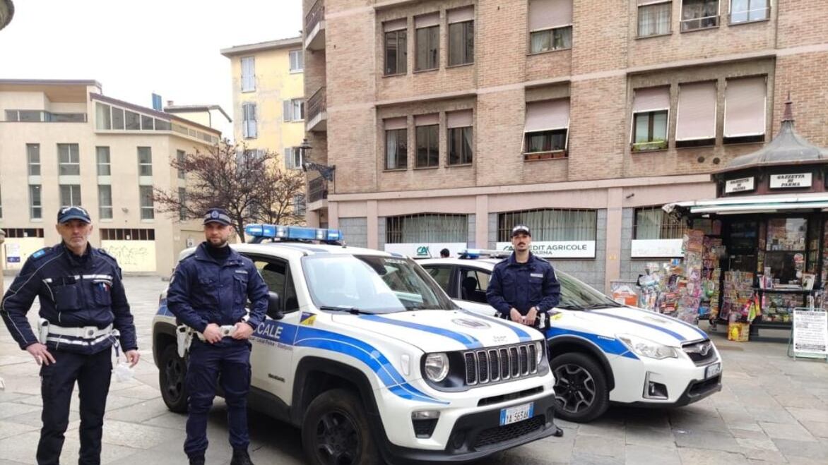 "Dacci i soldi o niente parcheggio". E gli stranieri aggrediscono la donna