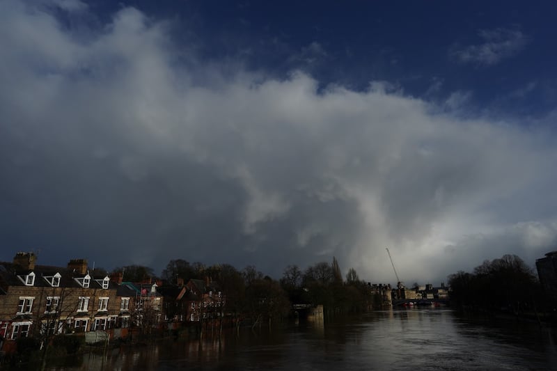 Allerta rossa per Dennis, la tempesta arrivata in UK: "Si rischia la vita"