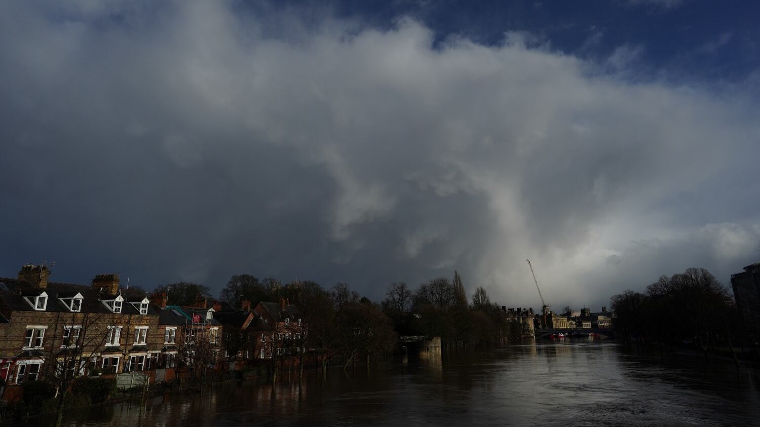 Allerta rossa per Dennis, la tempesta arrivata in UK: "Si rischia la vita"