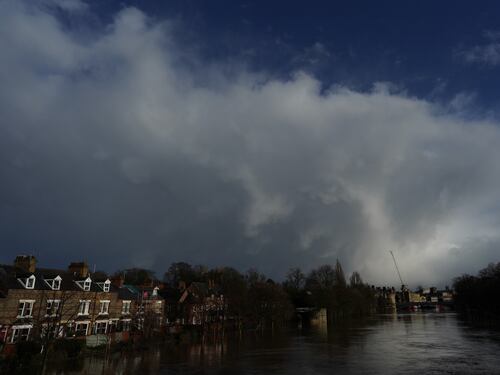 Allerta rossa per Dennis, la tempesta arrivata in UK: "Si rischia la vita"