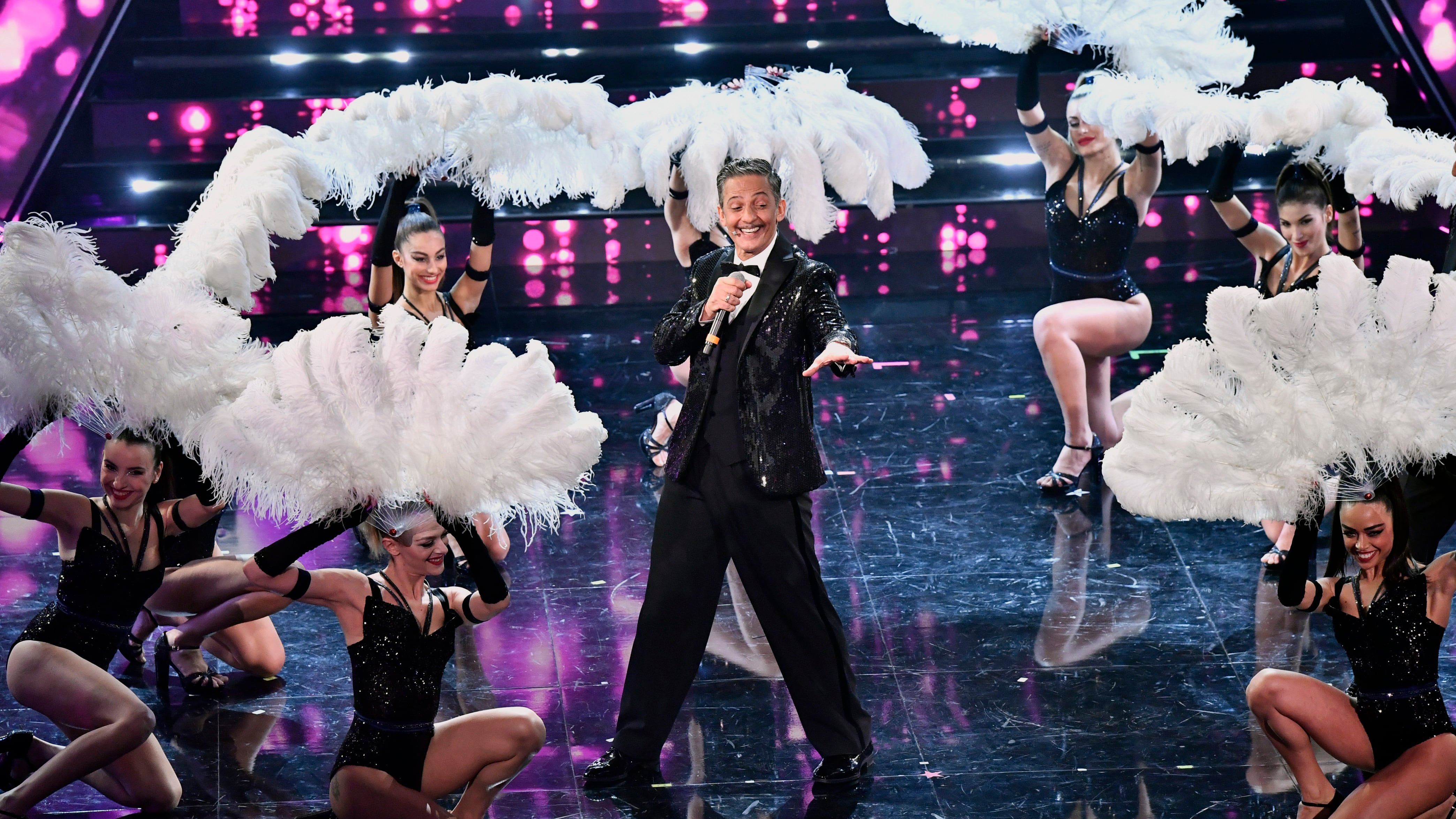 A Sanremo Fiorello fa il trasformista 1