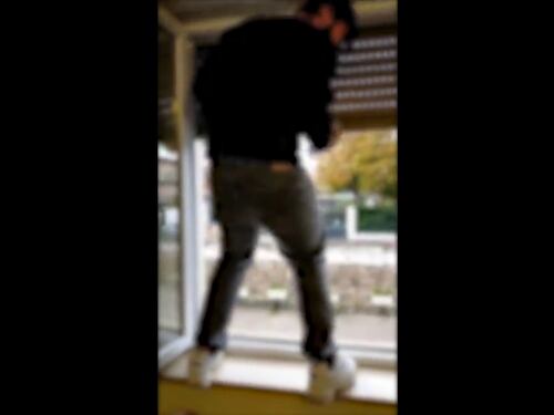 Atti vandalici in una scuola napoletana, la denuncia sui social
