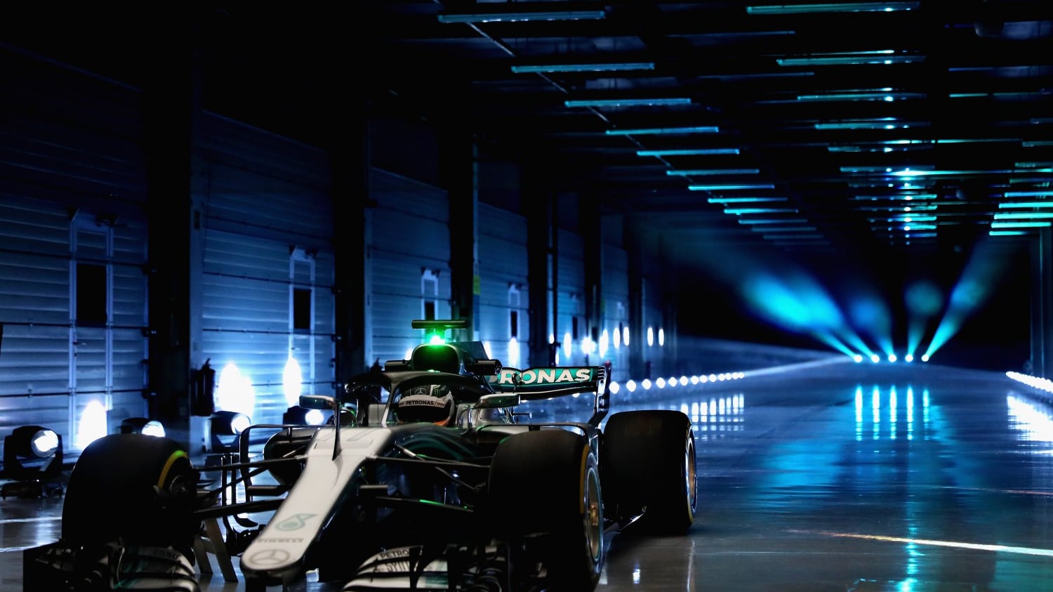 La Mercedes presenta la nuova W09: "Più che una macchina"