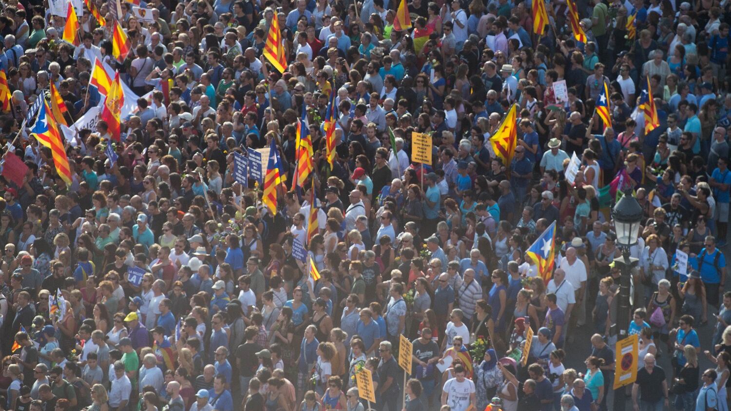 A Barcellona mezzo milione di persone contro il terrorismo