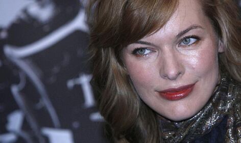 Milla Jovovich, mamma social contro i paparazzi 25