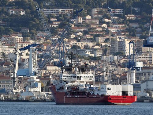 Le immagini dell'arrivo dell'Ocean Vikink a Tolone