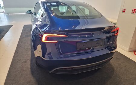 Tesla Model 3 restyling, guarda tutte le immagini 6