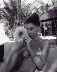 Belen Rodriguez, bikini bollente in spiaggia: foto 5