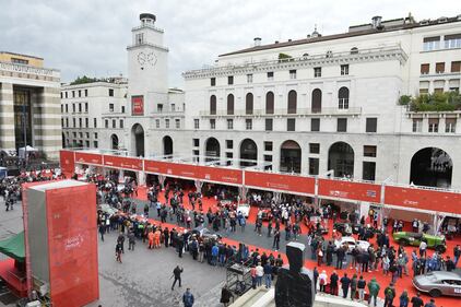 Mille Miglia, a Brescia il tradizionale rito della punzonatura 17