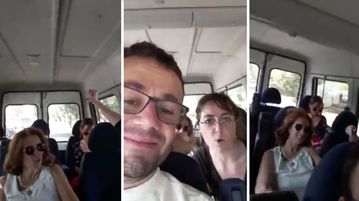 M5S e Pd visitano il campo rom. In bus cantano "Io vagabondo"