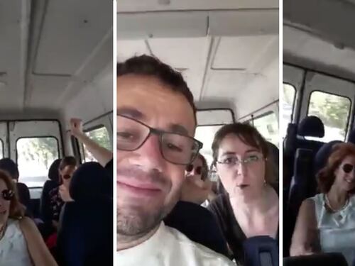 M5S e Pd visitano il campo rom. In bus cantano "Io vagabondo"