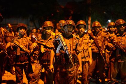 Isis prende ostaggi nella capitale del Bangladesh 2