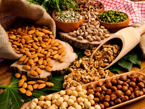 Frutta secca e pesce. Ecco la lista nera dei cibi "immigrati"