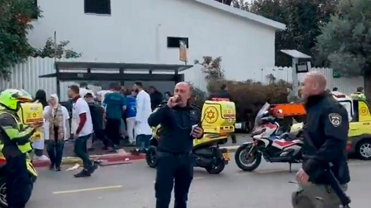 Attacco terroristico in Israele: un morto e almeno 19 feriti