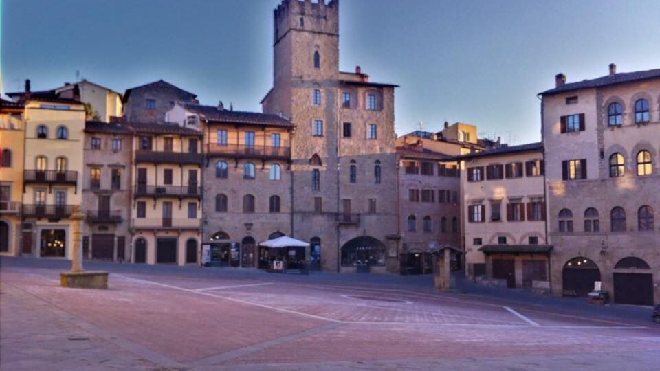 Il sindaco di Arezzo diventa imbianchino per ripulire i murales