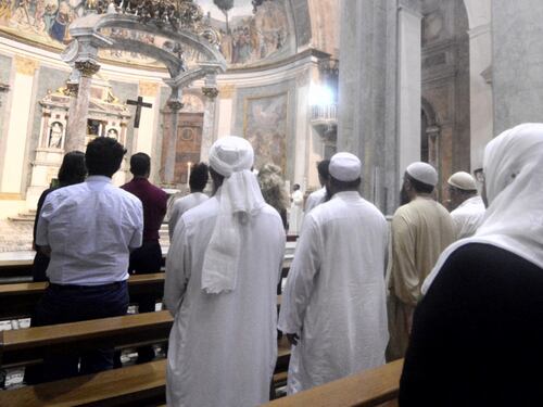 "Pregare in chiesa non basta" Italiani "bocciano" gli islamici