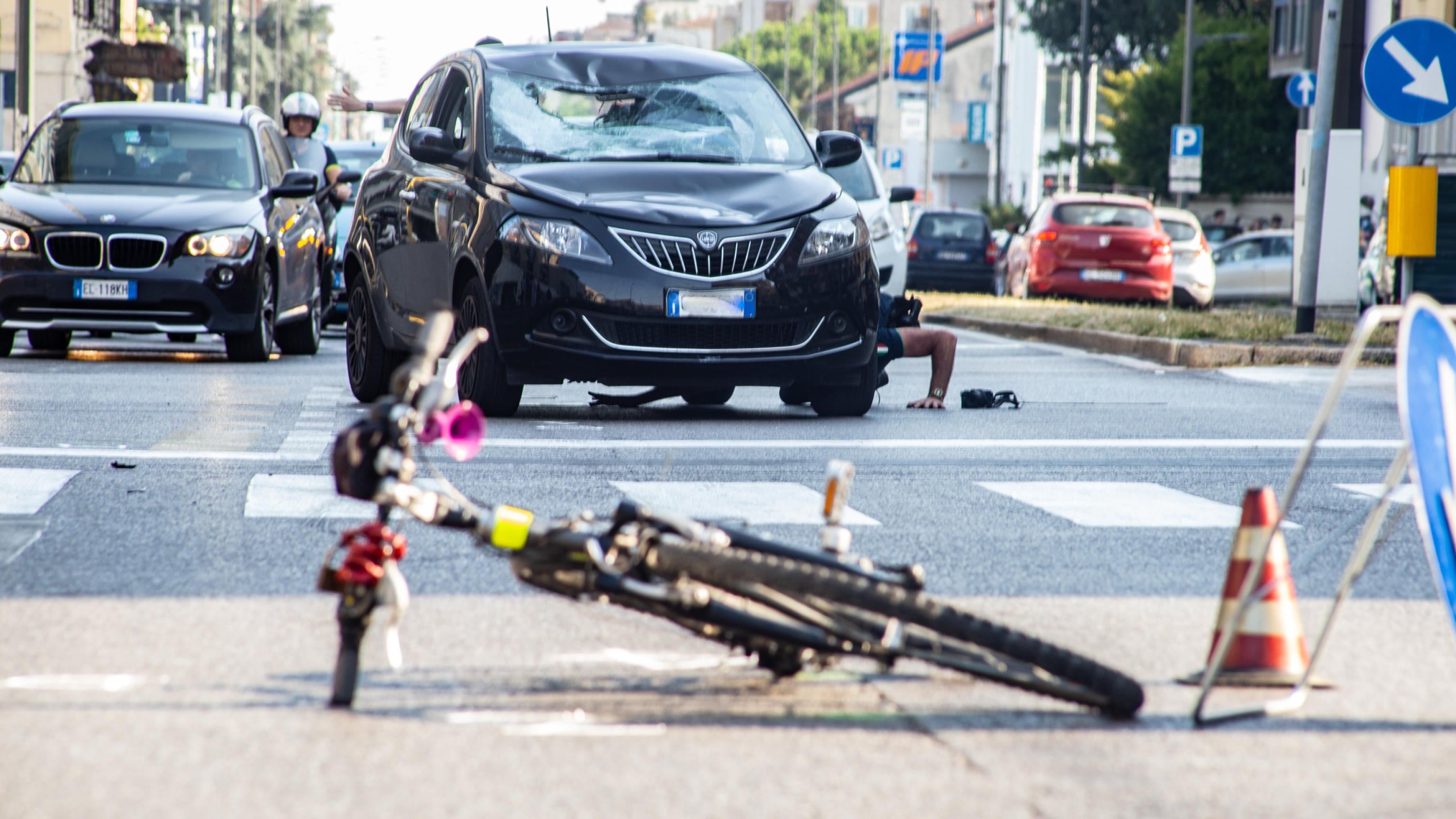 Ciclista investito per strada a Milano
