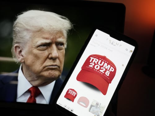 "Riscriviamo le regole". Trump mette in vendita i gadget per il terzo mandato