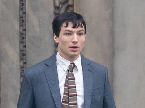 Nuovi guai per l'attore Ezra Miller: casa piena di marijuana e pistole