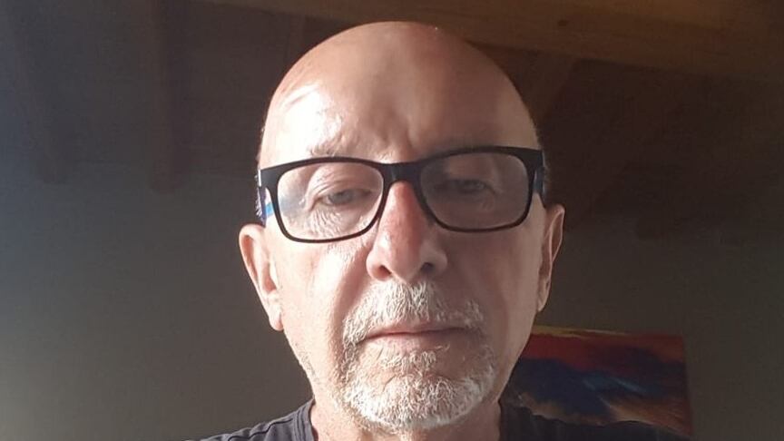 Ripara la buca a sue spese. Ma il Comune lo multa