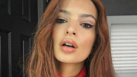 Emily Ratajkowski sveste i panni sexy: prima donna alla guida di una Formula E