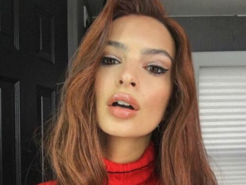 Emily Ratajkowski sveste i panni sexy: prima donna alla guida di una Formula E