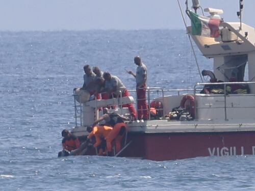 Il portellone aperto e la festa in alto mare. Indagato il comandante del Bayesian
