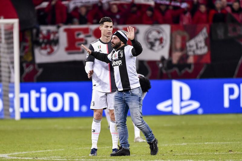 L'invasione pacifica in Bayer-Juventus: il tifoso corre ad abbracciare CR7 3