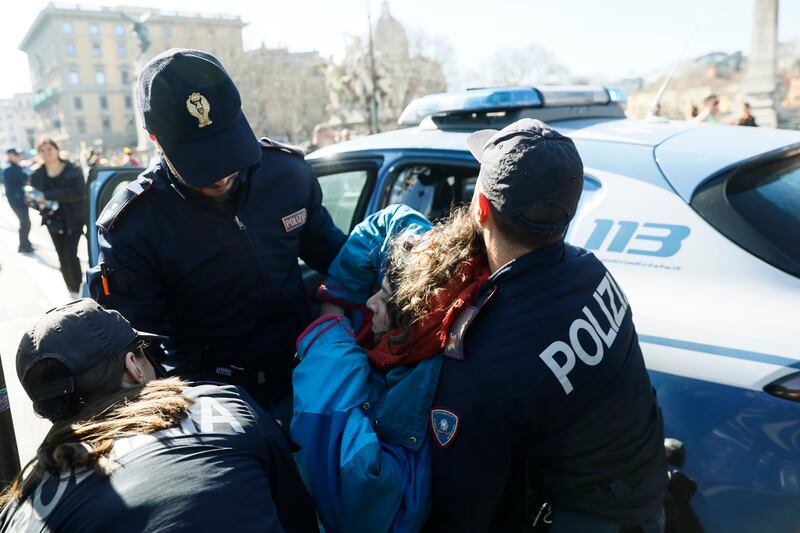Roma, attivisti di Ultima Generazione interrompono maratona: le immagini 12