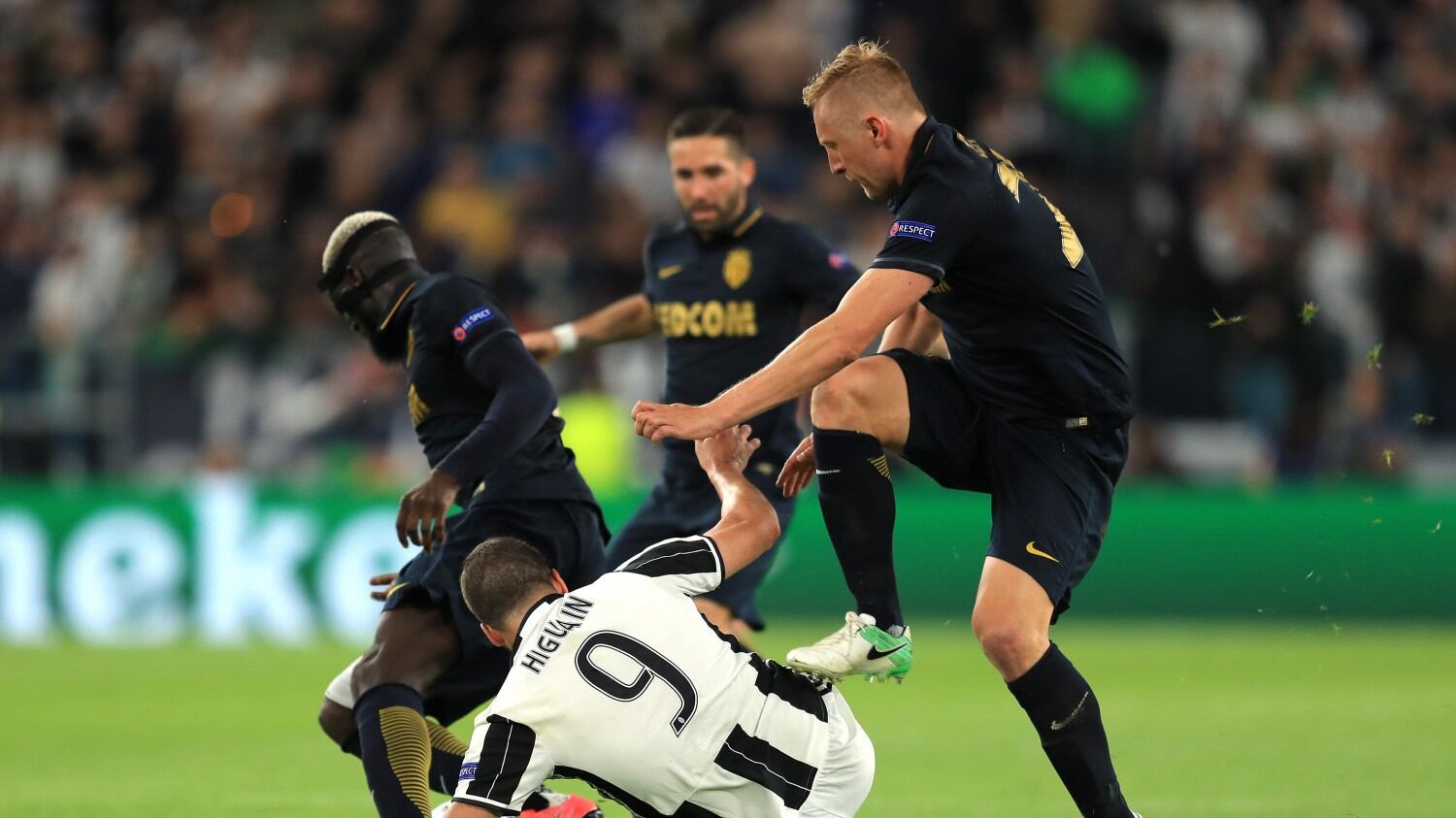 Juve-Monaco, il fallo di Glik fa esplodere la Moric su Facebook