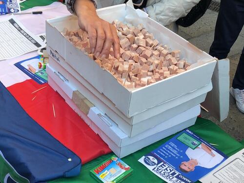 Bologna, FdI contro tortellino pro Islam regala cubetti di mortadella