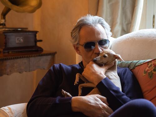 Andrea Bocelli, dopo la morte del cane Pallina ora arriva una denuncia per negligenza
