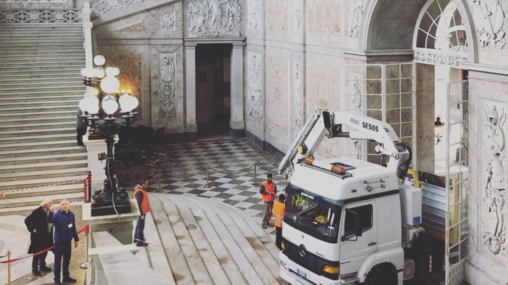 Polemica per il camion sui marmi di Palazzo Reale